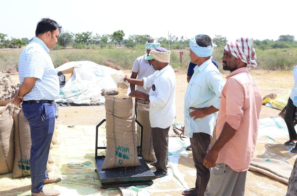 లింగాల ఘనపురం మండలంలోని పటేల్‌గూడెం ఐకేపీ ధాన్యం కొనుగోలు కేంద్రం పరిశీలన
